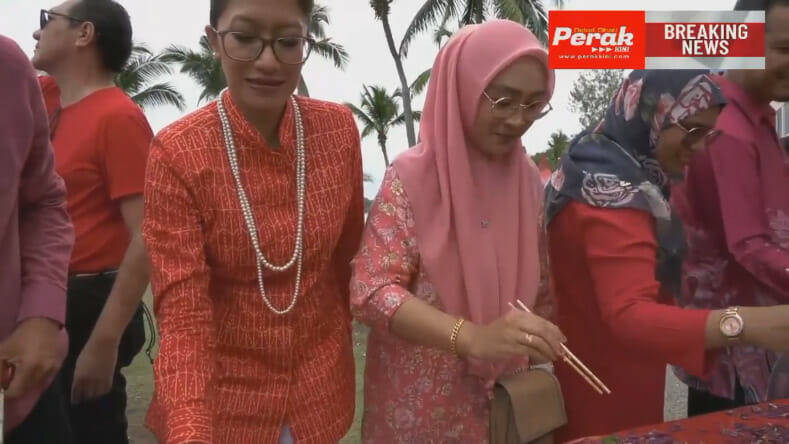 Marina Island Pangkor Sambut Tahun Baru Cina dengan membuat Lou Sang terpanjang di Perak 1 Marina Island Pangkor - Family Vacation in Manjung Perak Perak Kini