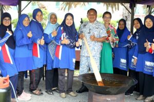 Artikel Perak Kini - 20 kawah dodol berjaya dimasak melalui Program Dodol Jiwa Murni TLDM dan Marina Island (11 Mei 2023) 2 Marina Island Pangkor - Family Vacation in Manjung Perak Perak Kini - Dodol Jiwa Murni 2023