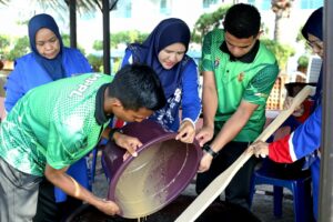 Artikel Perak Kini - 20 kawah dodol berjaya dimasak melalui Program Dodol Jiwa Murni TLDM dan Marina Island (11 Mei 2023) 4 Marina Island Pangkor - Family Vacation in Manjung Perak Perak Kini - Dodol Jiwa Murni 2023